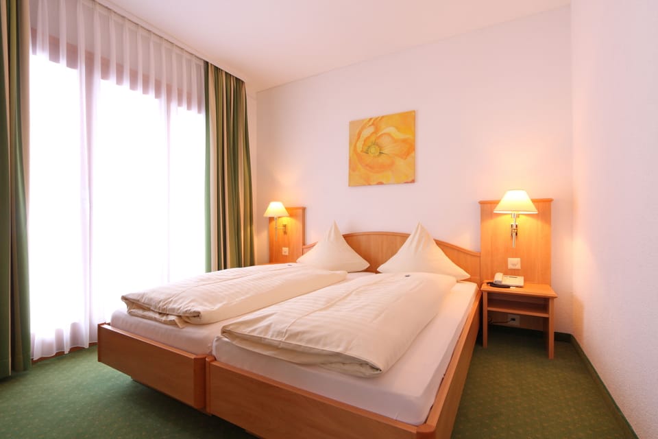 Suite, 1 Bedroom, Mountain View | In-room safe, free WiFi, bed sheets, alarm clocks