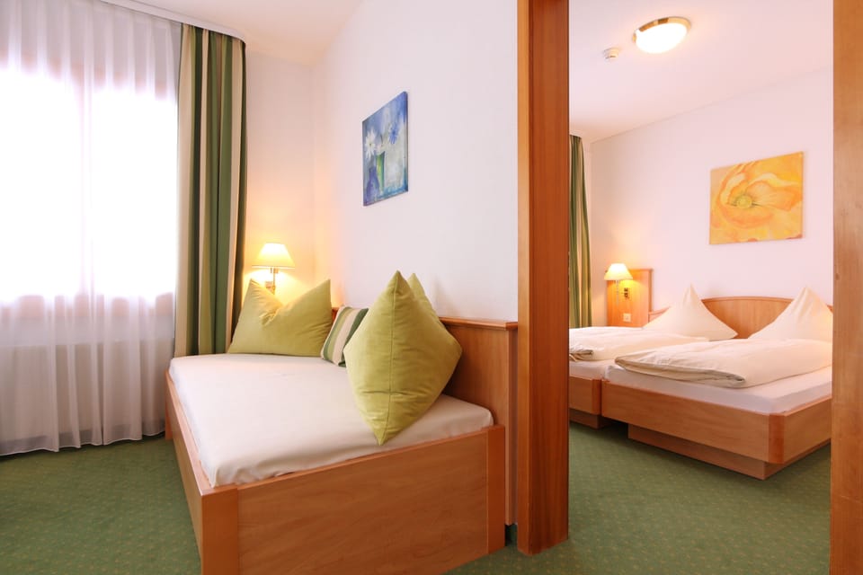 Suite, 1 Bedroom, Mountain View | Bathroom | Combined shower/tub, hair dryer, towels