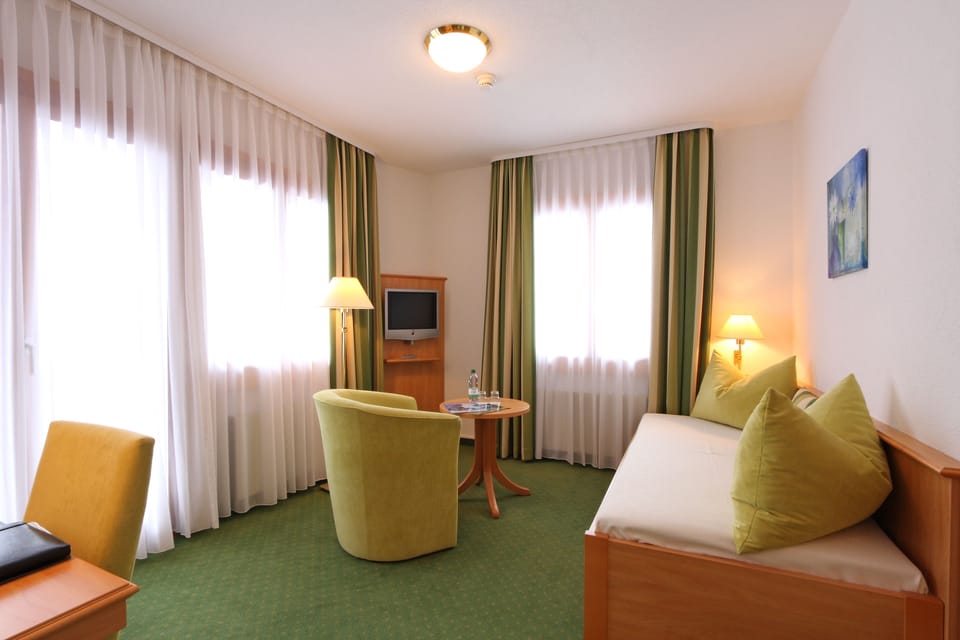 Suite, 1 Bedroom, Mountain View | In-room safe, free WiFi, bed sheets, alarm clocks