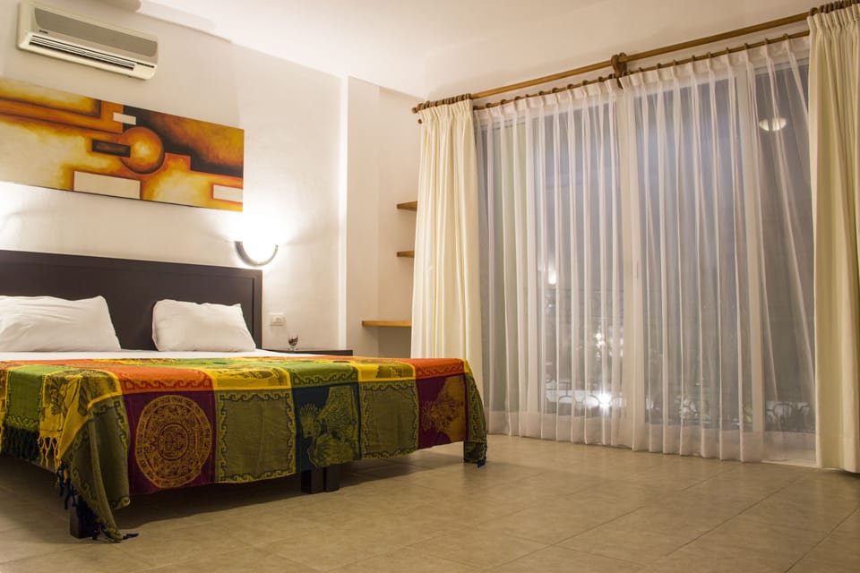 Pillowtop beds, in-room safe, desk, blackout drapes