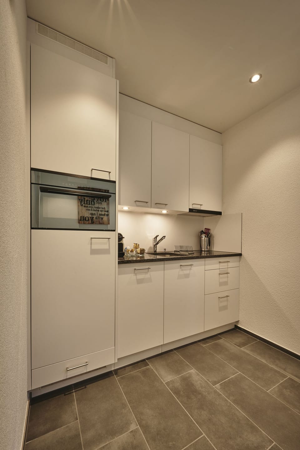 Full-size fridge, microwave, oven, stovetop
