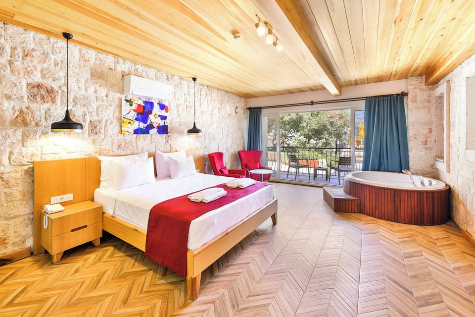 Comfort  Room with Land View and Jacuzzi | Minibar (some free items), in-room safe, WiFi (free), bed sheets