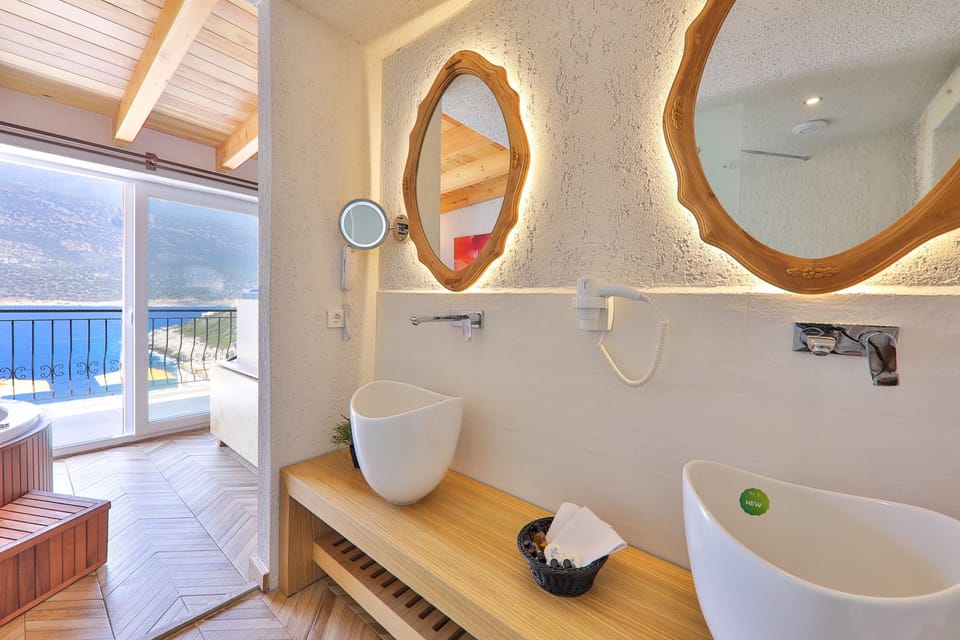 Deluxe Suite with Sea View and Jacuzzi | Bathroom sink