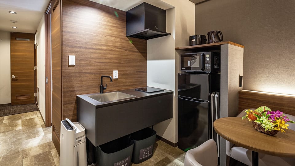 Corner Twin (Cash not accepted) | Private kitchen | Fridge, microwave, electric kettle
