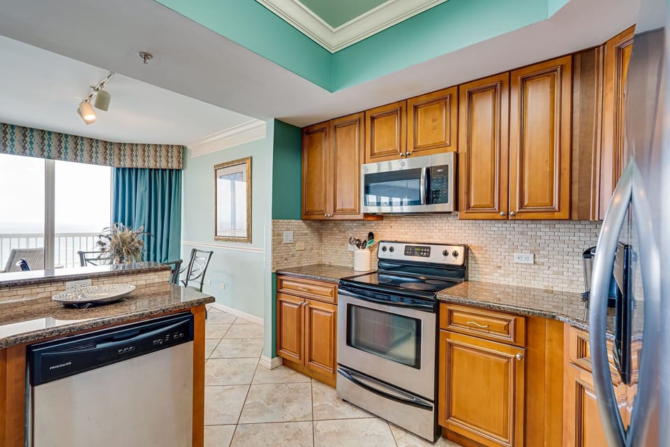 Condo, 3 Bedrooms | Private kitchen | Fridge, microwave, oven, dishwasher