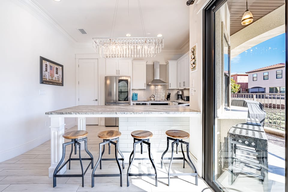 Kitchen & Outdoor Patio