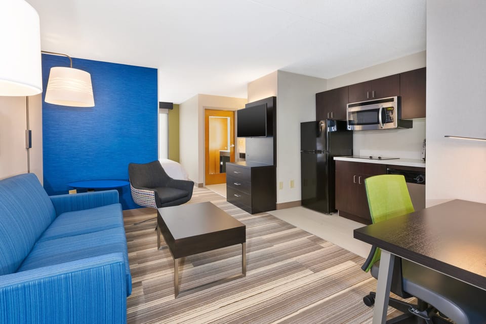 Suite, 1 King Bed (Extra Floor Space) | Room amenity