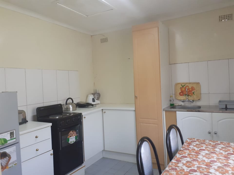 Fully fitted kitchen with new appliances 