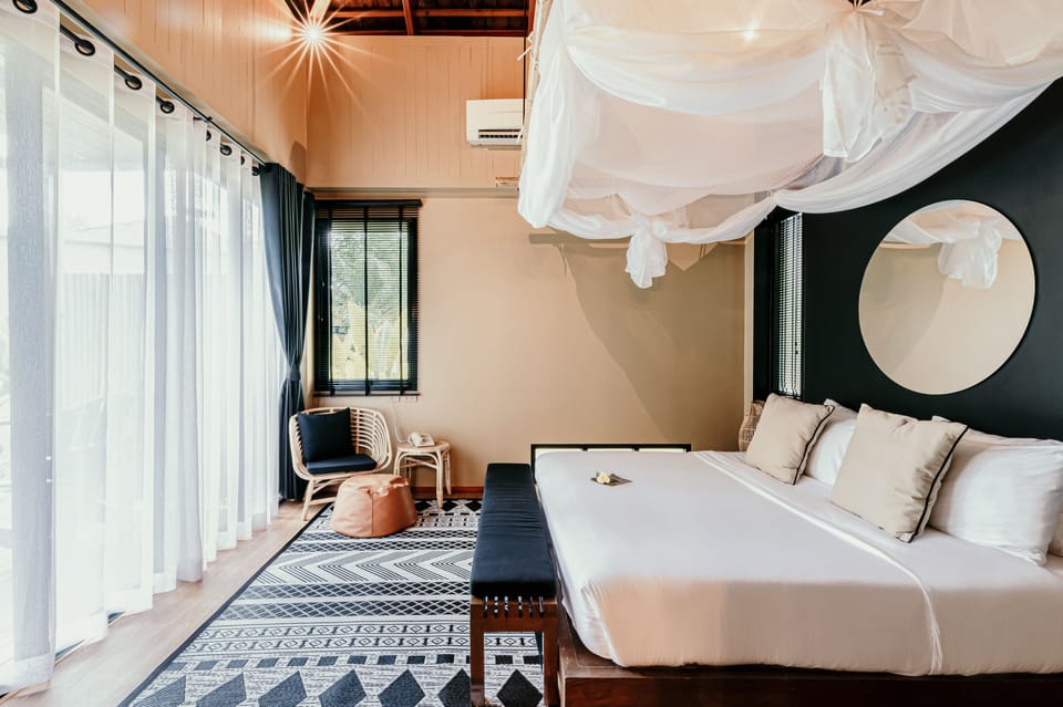 Studio Villa Ocean | Minibar, in-room safe, desk, blackout drapes