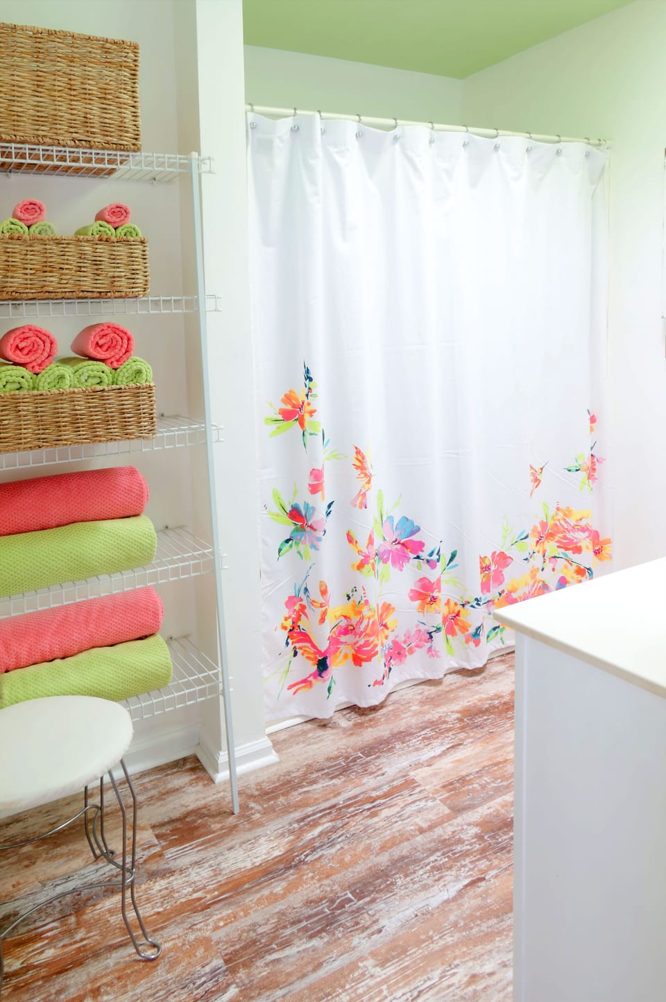 Private bath attached to second king bedroom, 3rd floor. Shower/tub combo.