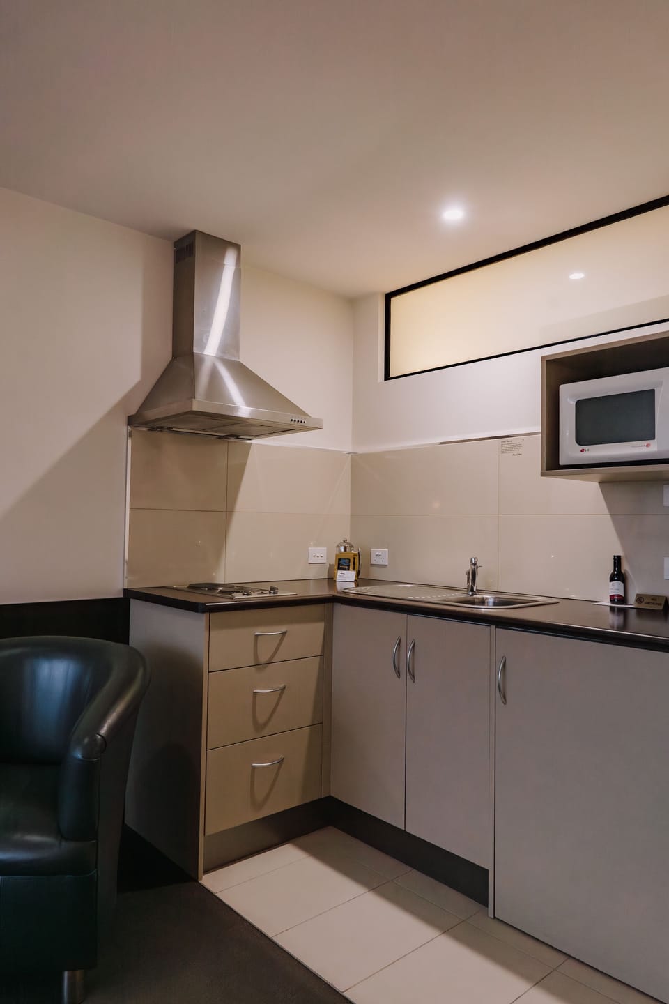 Deluxe Self-Contained Queen | Premium bedding, laptop workspace, iron/ironing board, free WiFi