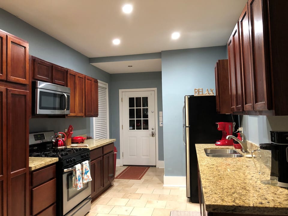 Fully equipped kitchen & laundry closet/ Cocina equipada y closet de lavandería 