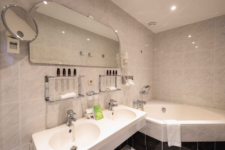 Superior Suite | Bathroom | Combined shower/tub, hydromassage showerhead, free toiletries