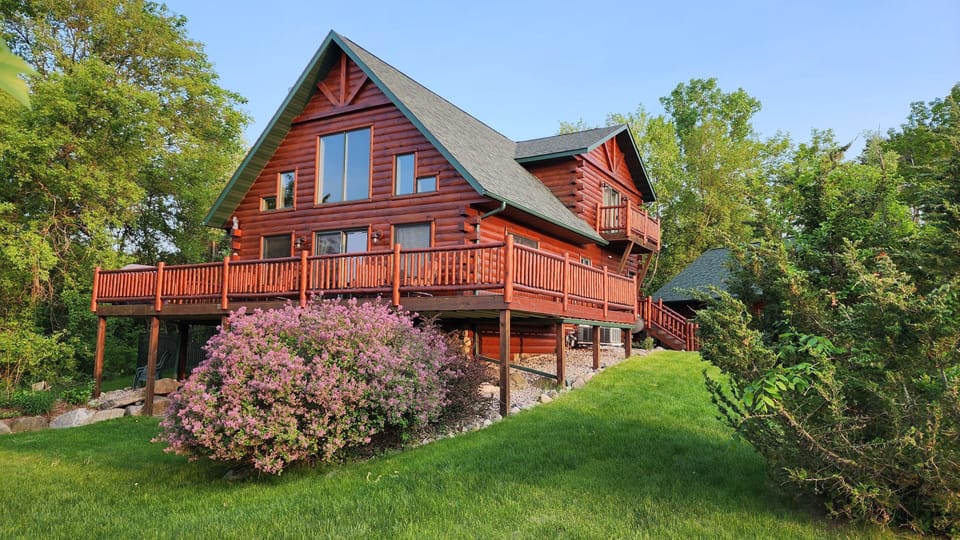Spacious 5BR log cabin near Devil’s Lake with wraparound deck