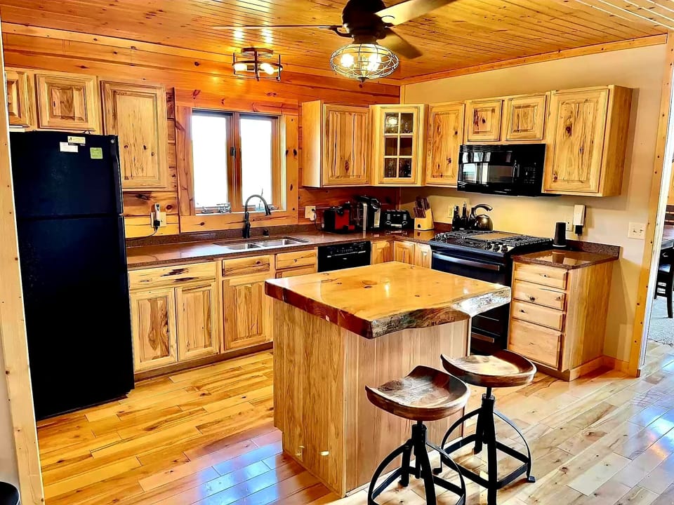 Fully equipped Kitchen with hickory cabinets and nice island!