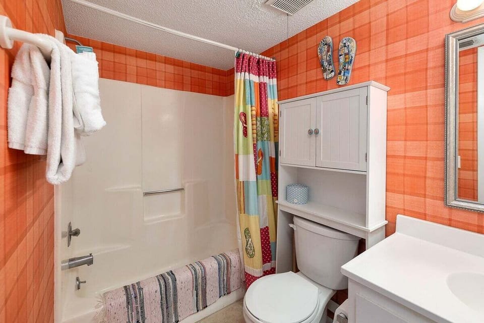 Shipwatch 204 - Guest Bathroom with shower tub combo