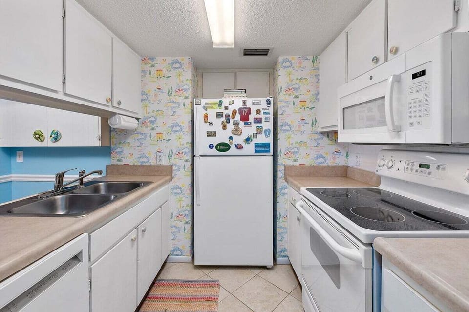 Shipwatch 204 - Kitchen with appliances
