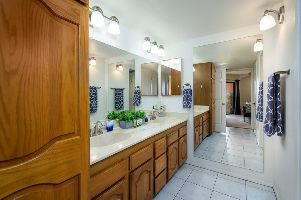 Bright bathroom fully stocked with all linens provided.