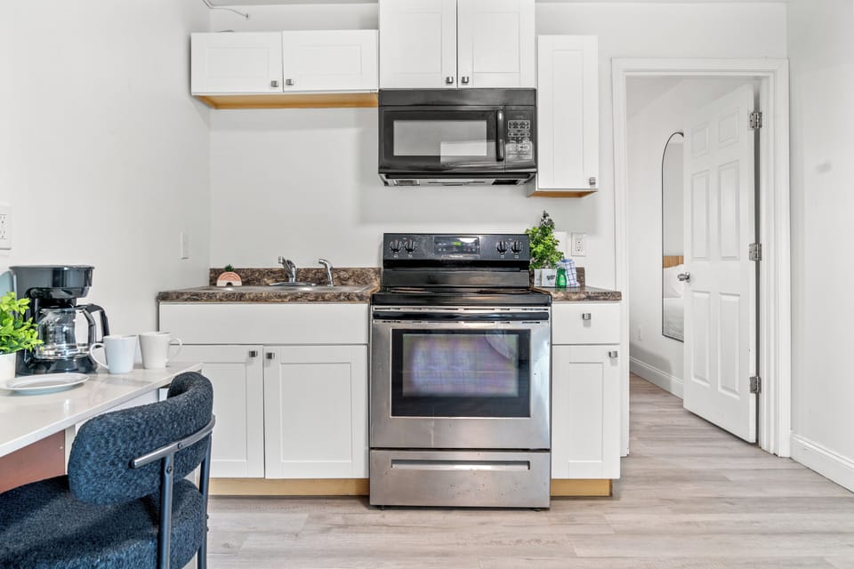 Comfort Suite, Multiple Beds, Kitchen | Private kitchen | Fridge, stovetop, dishwasher, coffee/tea maker