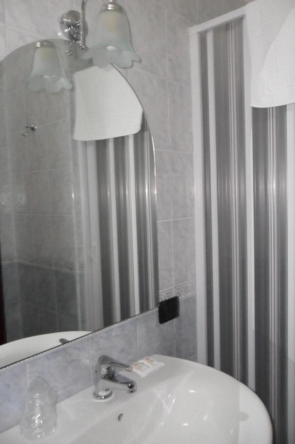 Combined shower/tub, bidet, towels
