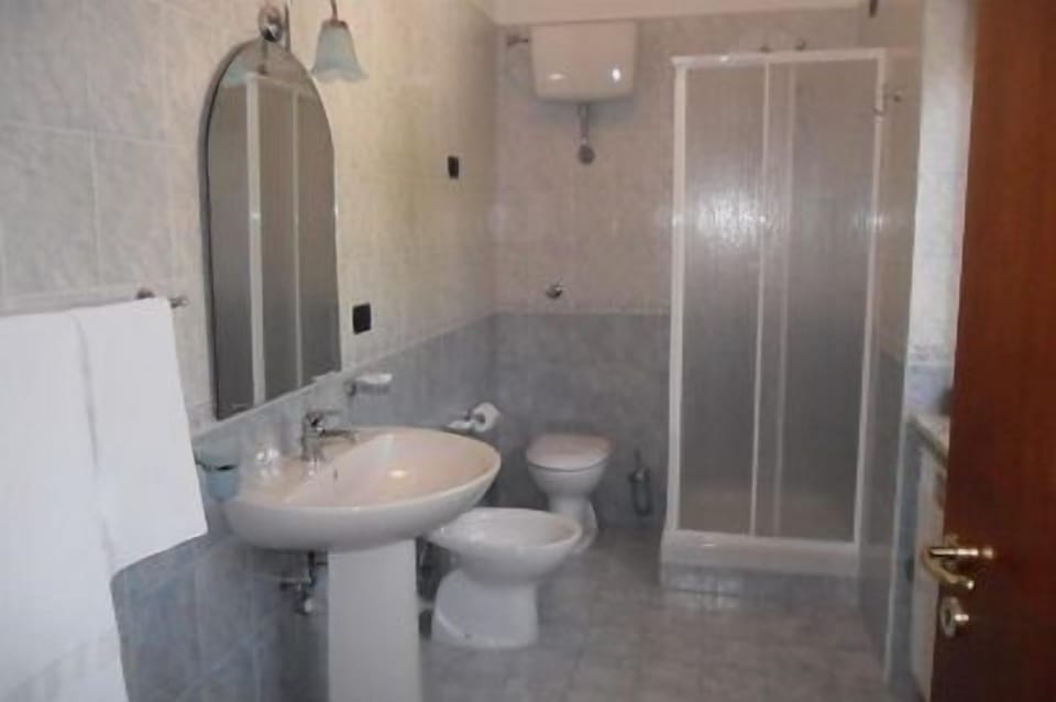 Combined shower/tub, bidet, towels