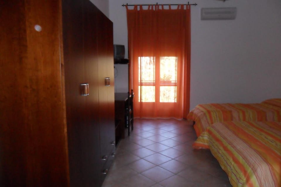 Minibar, desk, free WiFi, bed sheets