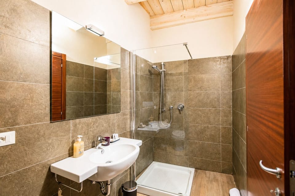 Deluxe Double or Twin Room, Ensuite | Bathroom | Shower, free toiletries, hair dryer, bidet