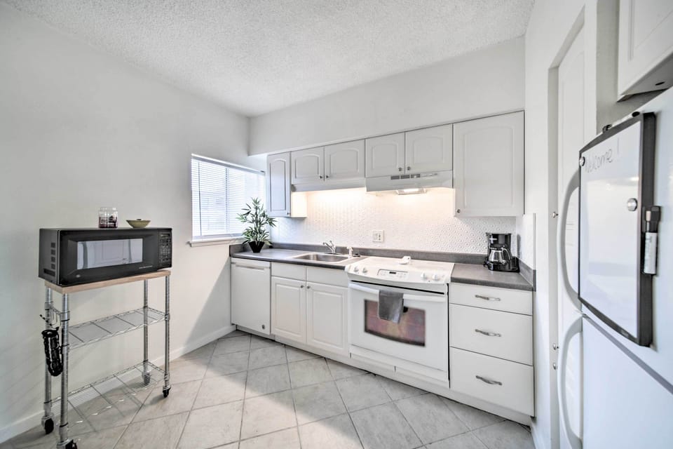 Full Equipped Kitchen: Drip Coffee Maker