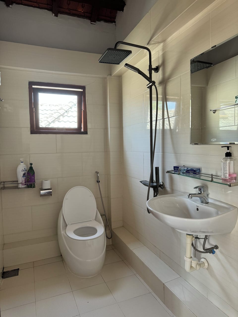 Deluxe Double Room, Beachfront | Bathroom | Shower, free toiletries, towels