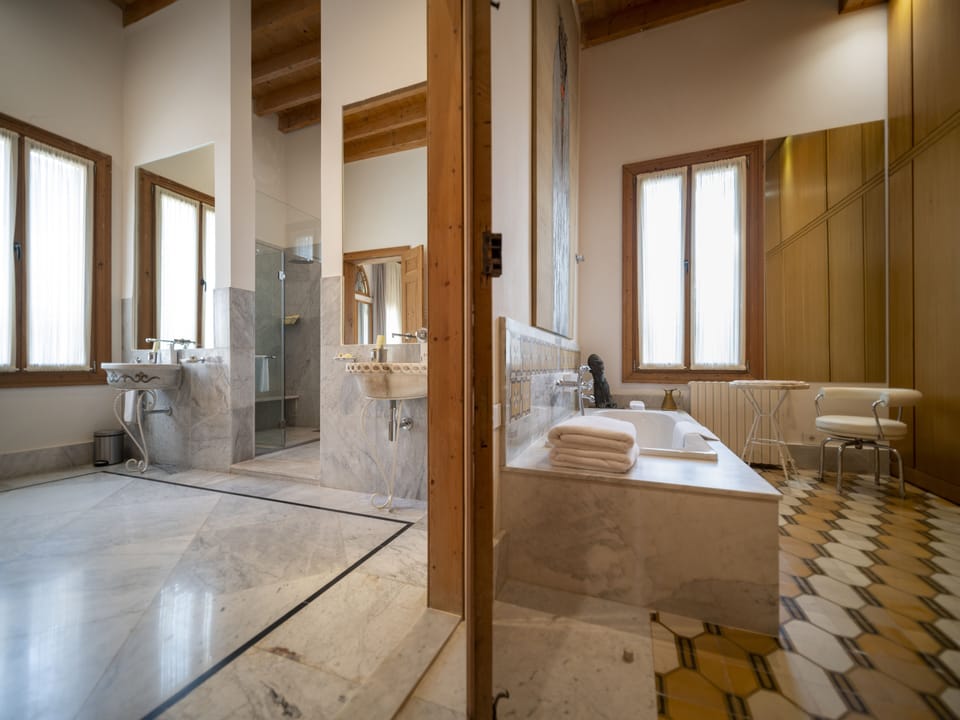 Executive Suite, 1 King Bed | Bathroom | Free toiletries, hair dryer, bathrobes, slippers