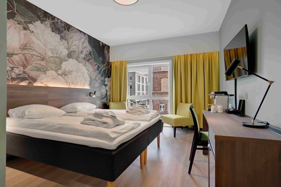 Business Room, Non Smoking | Pillowtop beds, minibar, desk, cribs/infant beds