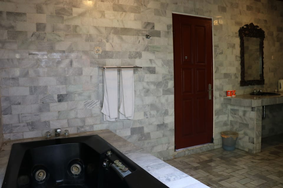 Suite | Bathroom | Free toiletries, hair dryer (on request), towels, soap