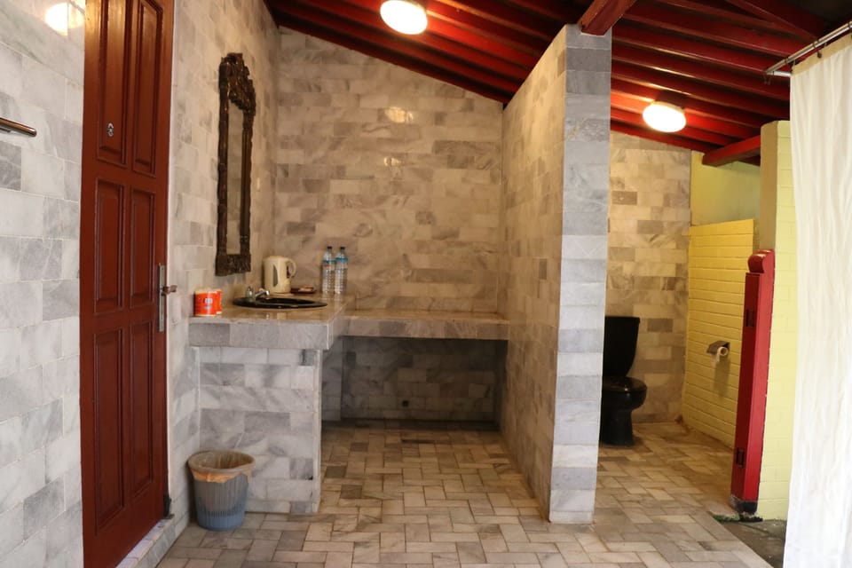 Suite | Bathroom | Free toiletries, hair dryer (on request), towels, soap