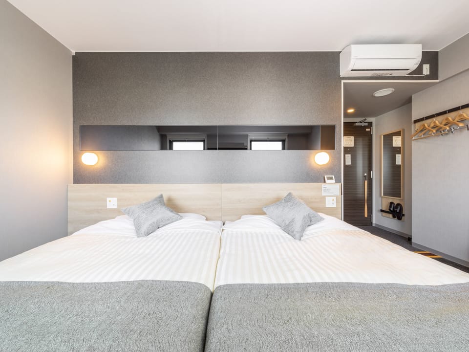 Hollywood Twin Room | Free WiFi, bed sheets