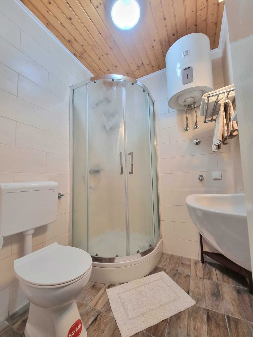 Studio (Studio Heart of The Town) | Bathroom | Shower, hair dryer, towels, shampoo