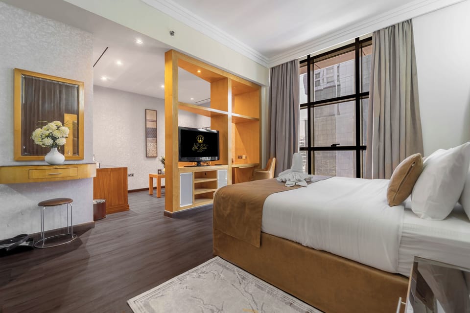 Junior Suite | Minibar, in-room safe, desk, laptop workspace