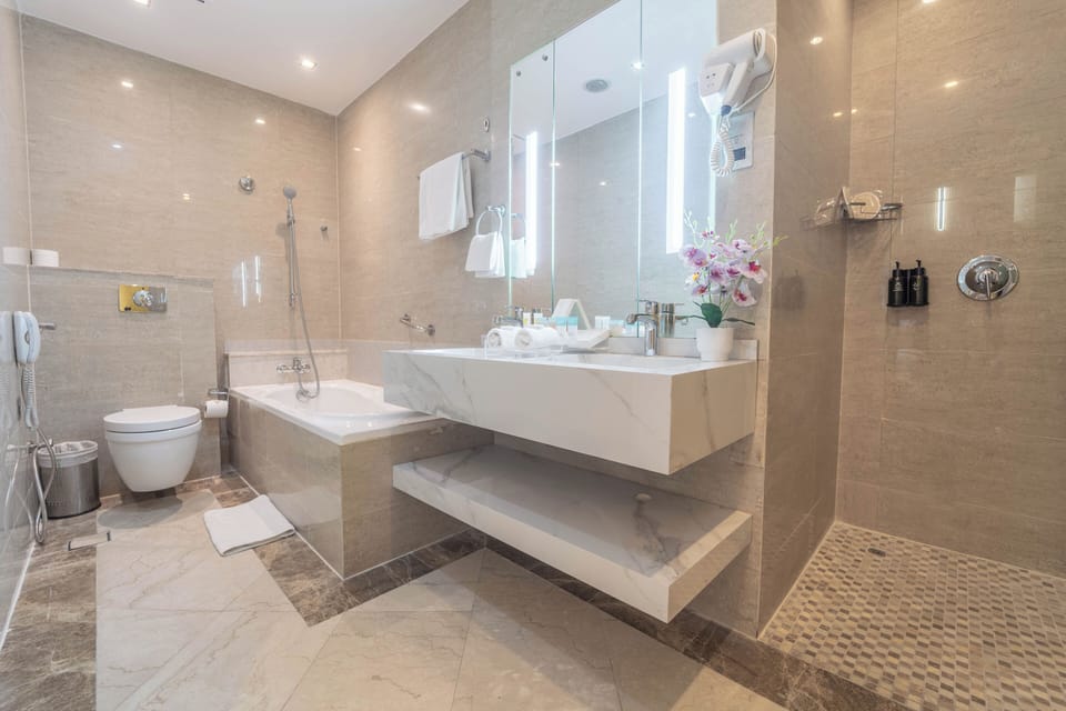 Executive Suite | Bathroom | Separate tub and shower, hair dryer, slippers, towels