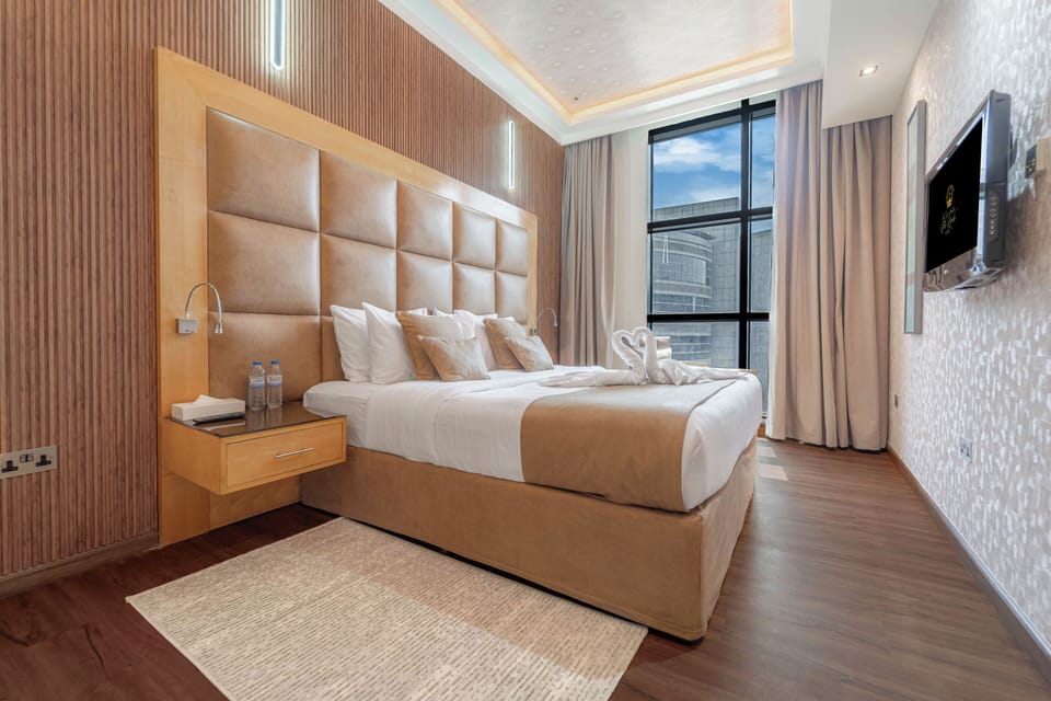 Executive Suite | Minibar, in-room safe, desk, laptop workspace