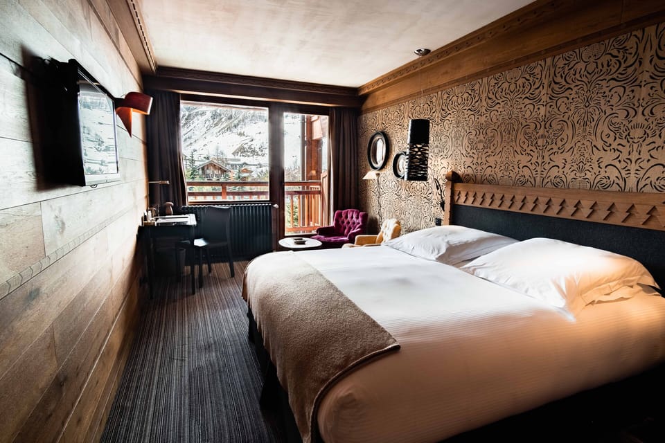 Luxury Room, Mountain View | Minibar, in-room safe, individually decorated, individually furnished