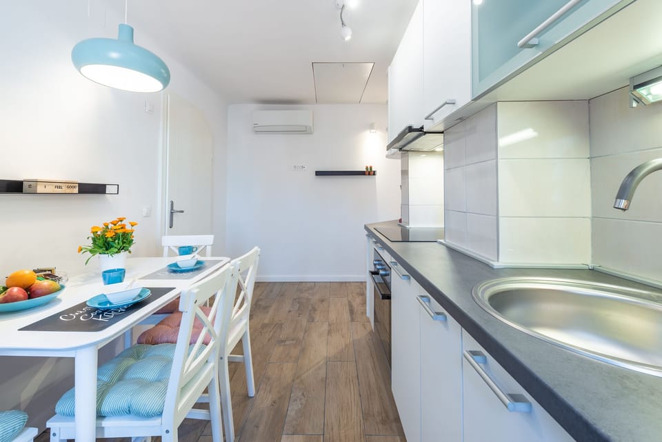 Apartment (2 Bedroom Apartment with City View) | Dining room