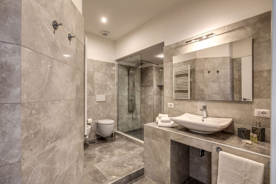 Executive Suite | Bathroom | Shower, rainfall showerhead, free toiletries, hair dryer