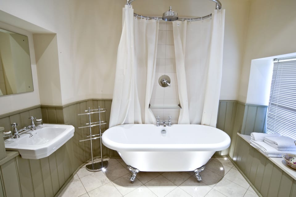 Superior Room, 1 King Bed | Bathroom | Free toiletries, hair dryer, towels