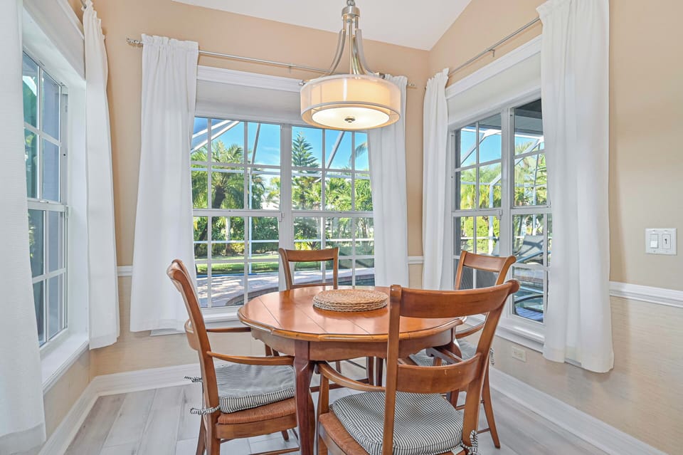Blue Bay new - The breakfast nook off the kitchen overlooks the pool area