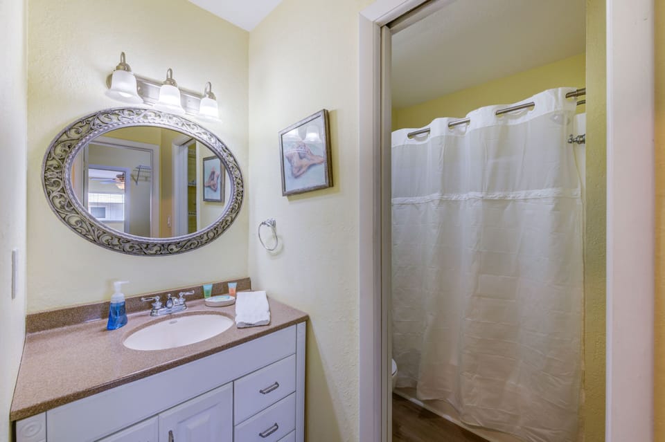 Master Bathroom with Tub/Shower - Upper Level