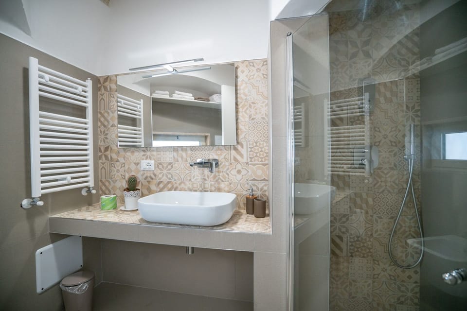 Superior Double Room | Bathroom | Shower, rainfall showerhead, free toiletries, hair dryer