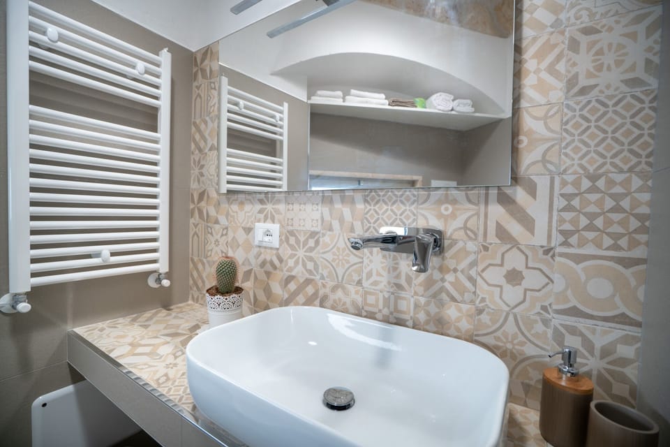 Superior Double Room | Bathroom | Shower, rainfall showerhead, free toiletries, hair dryer