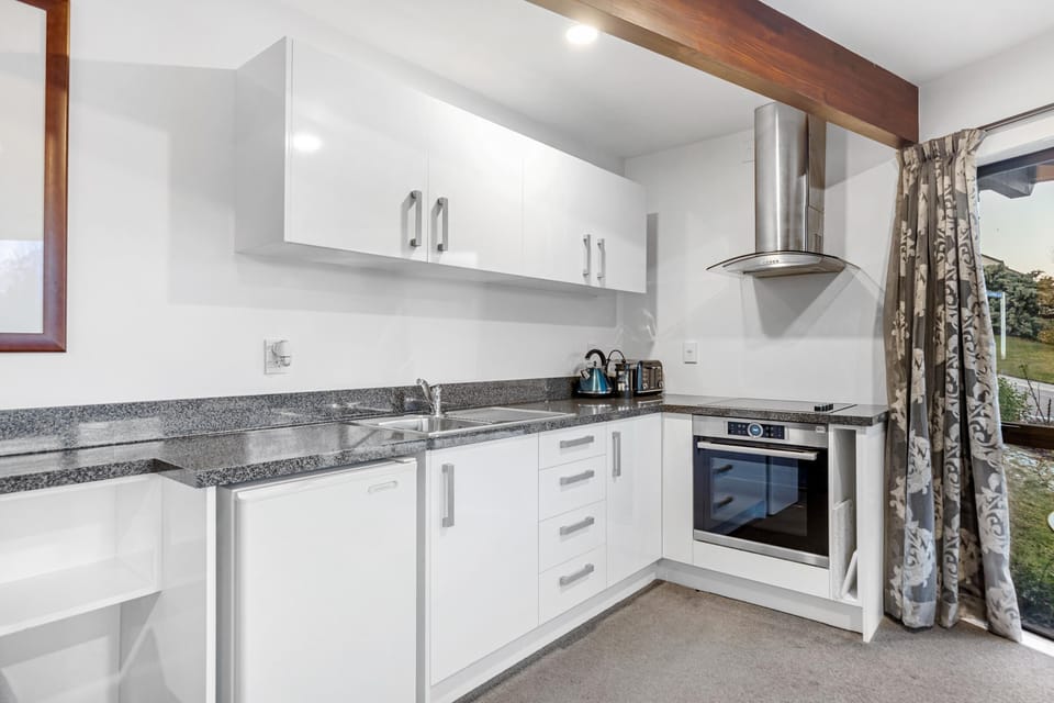 Luxury Apartment, 2 Bedrooms | Private kitchen | Mini-fridge, coffee/tea maker, electric kettle