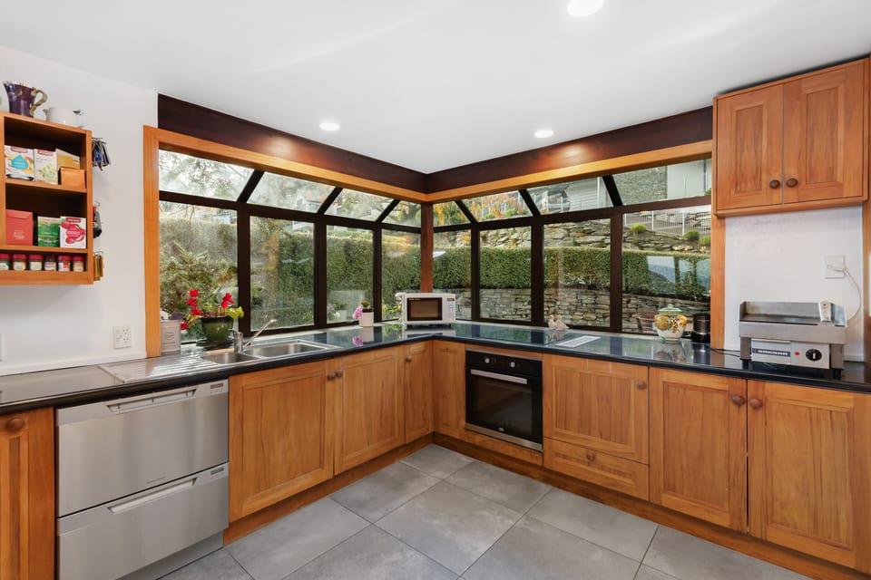 Deluxe House, Lake View | Private kitchen | Mini-fridge, coffee/tea maker, electric kettle