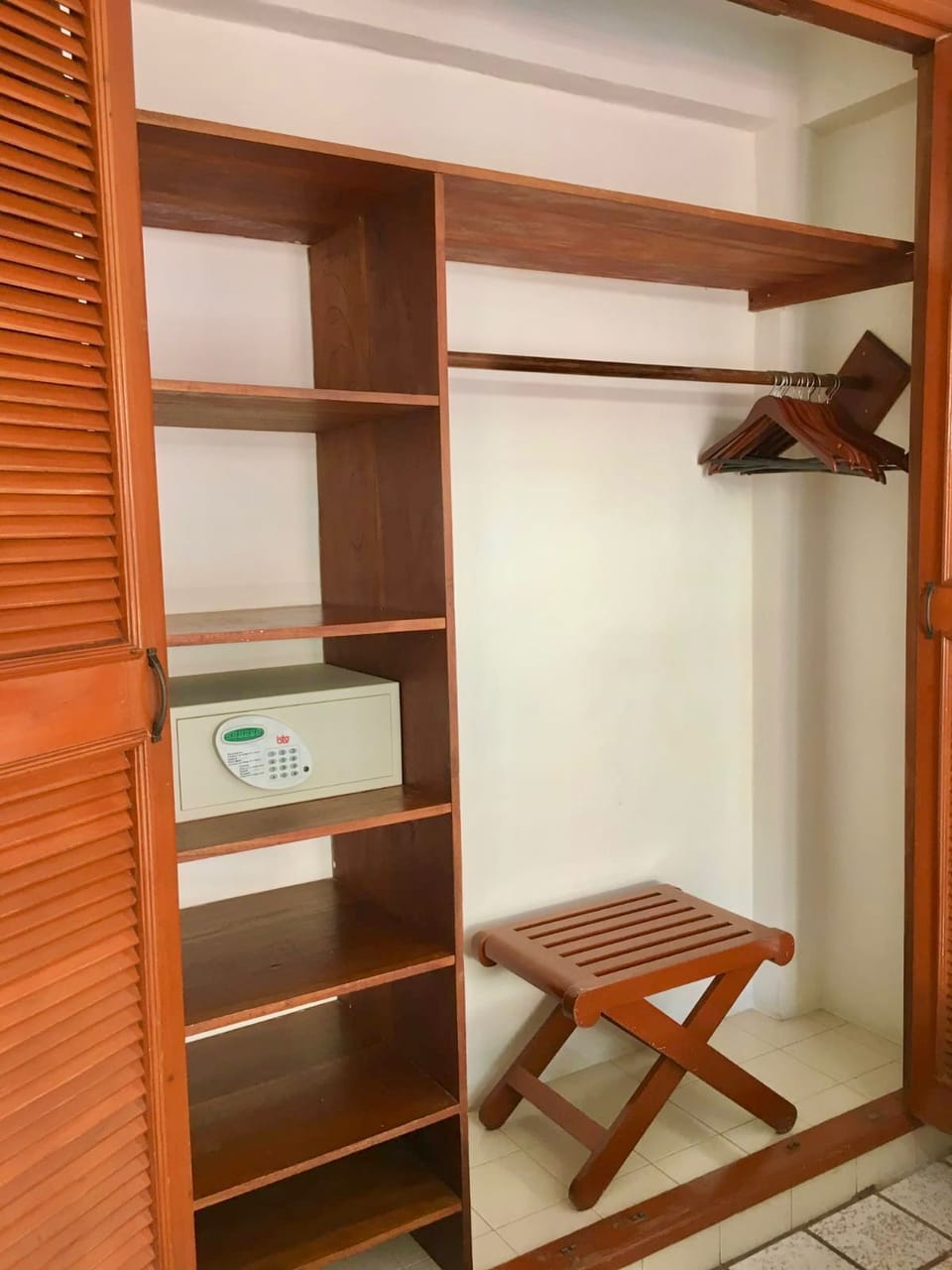 Junior Studio Suite, 2 Double Beds | Wardrobe