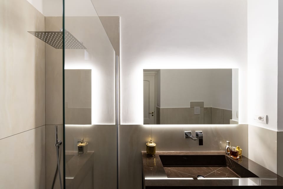 Elite Triple Room | Bathroom | Shower, rainfall showerhead, free toiletries, hair dryer